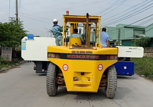 Công ty Đông dương vận chuyển, lắp đặt máy ép nhựa tại KCN Song Khê, Nội Hoàng