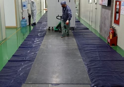 Công ty thực  hiện vận chuyển máy vào xưởng, phòng sạch tại các KCN