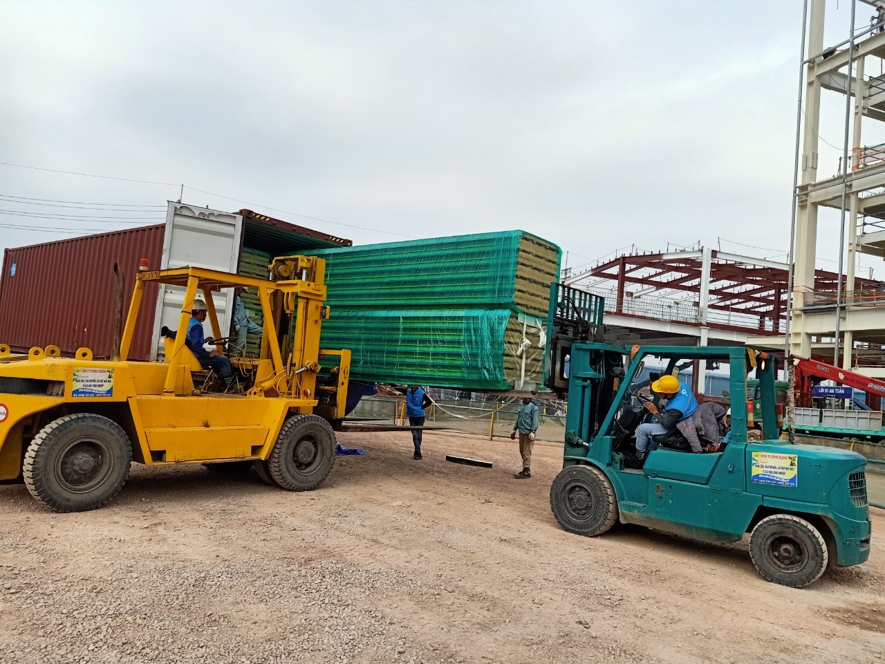 HẠ CONTAINER VÁCH