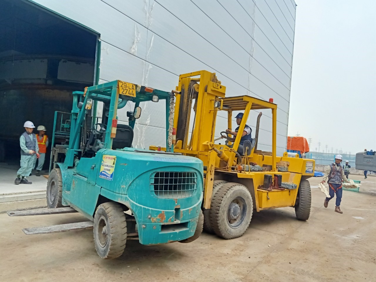 Xe nâng hạ máy qc12