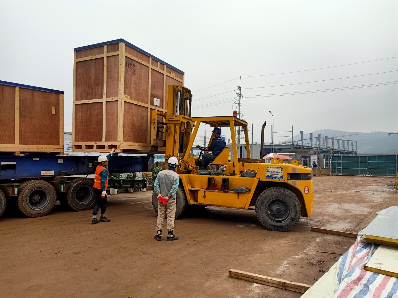 Xe nâng hạ máy tại qc