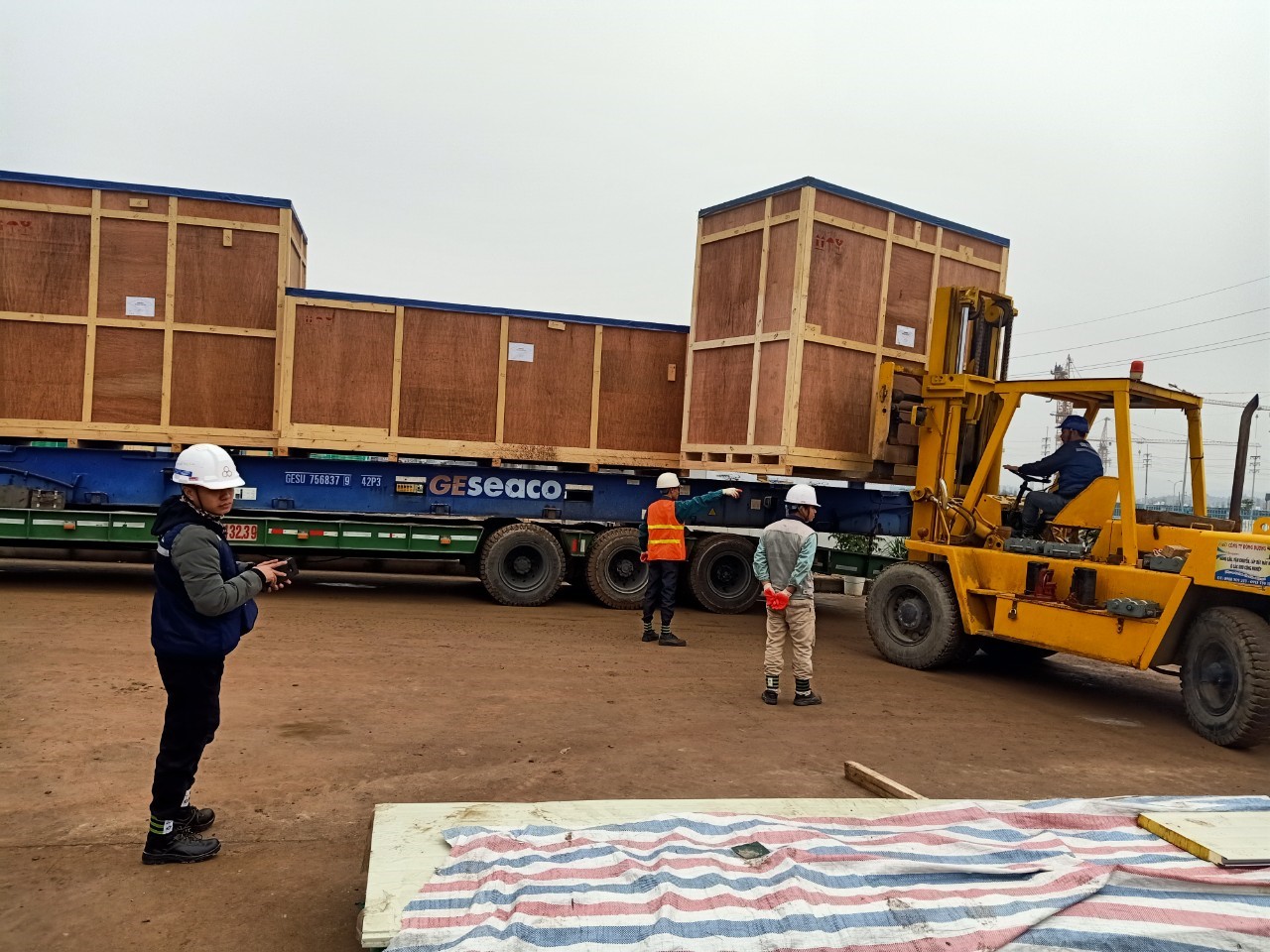 xe nâng hạ máy qc@