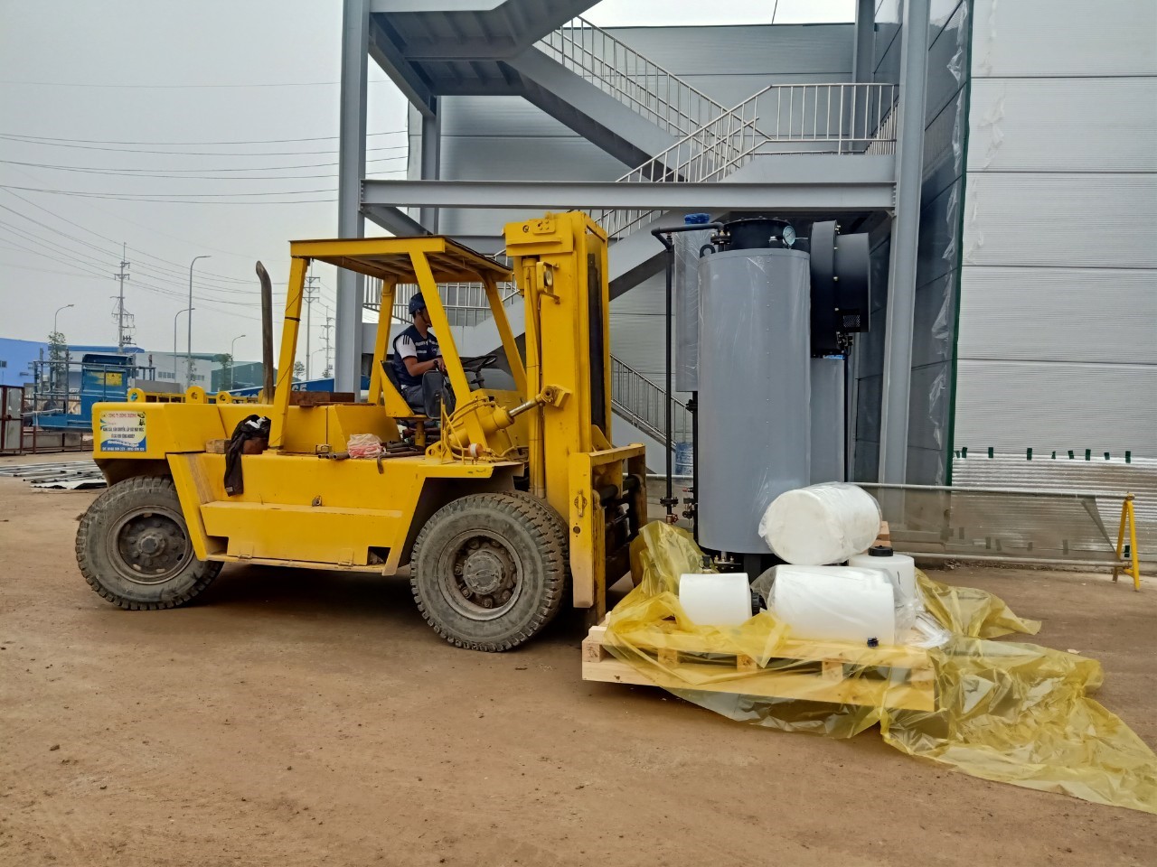 xe nâng hạ máy qc1